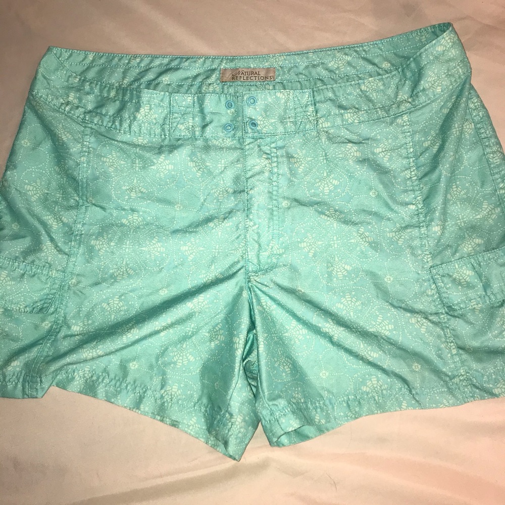 Natural Reflections shorts size 16
